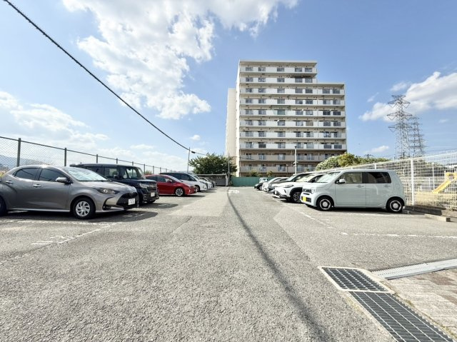 桜台ハイツ参号棟の駐車場|車通勤には平面駐車場が魅力♪朝の忙しい時間の車の出し入れが平面駐車場ならストレスなく安心！
