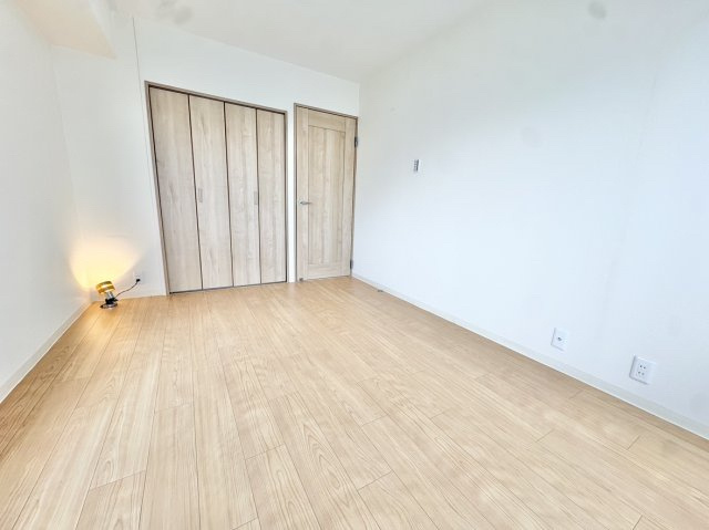 桜台ハイツ参号棟の寝室|バルコニー側寝室の収納　お部屋がスッキリ片付きます♪