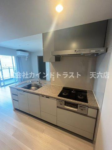 ザ・パークハウス大阪梅田タワーのキッチン|開放的で明るい空間を演出してくれるバルコニーです