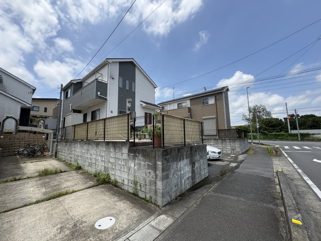 東松山市美原町2丁目　中古戸建の前面道路含む現地写真