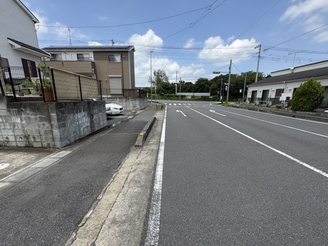 東松山市美原町2丁目　中古戸建の前面道路含む現地写真