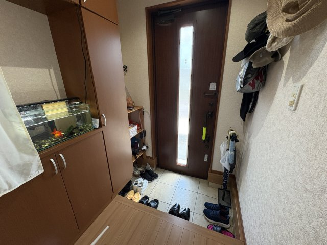 東松山市美原町2丁目　中古戸建の玄関
