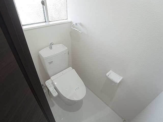 ラムール下三条のトイレ|温水洗浄便座付きのトイレ、窓付き