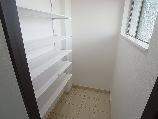 ラムール下三条の玄関|シューズクロークが有り、靴や荷物もたっぷり入ります