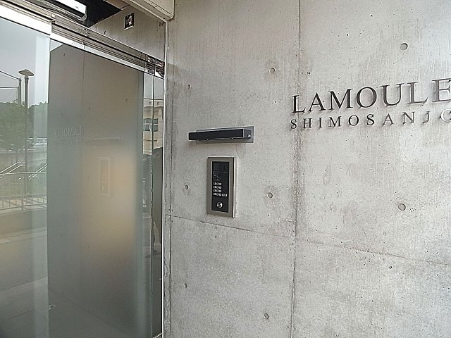 ラムール下三条のセキュリティ|エントランスはモニタ付きのオートロックを完備