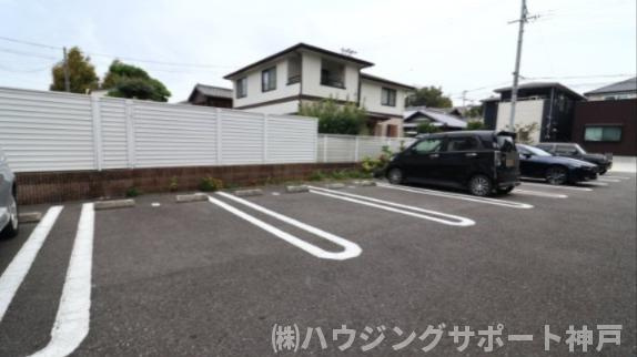 フラットワンの駐車場