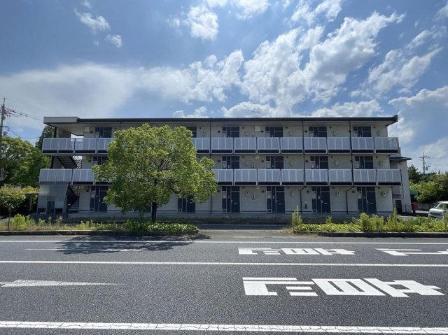レオパレスファミーユⅡの外観|落ち着いた雰囲気の外観です