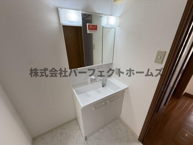 シティフラッツ交野2号棟の独立洗面台|朝の支度にも助かる、独立の洗髪洗面化粧台