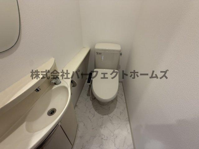 シティフラッツ交野2号棟のトイレ|落ち着いた色調のトイレです
