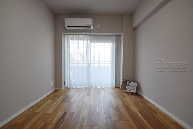 【子供部屋】 | ルネ門前仲町 | 窓から明るい光が差し込む洋室。ベッドを置いて個人居室にする場合は、多くの時間を過ごすことになる空間です。使い勝手や落ち着きを想像してください。～即日のご見学可能～　お問合せはお気軽にどうぞ。