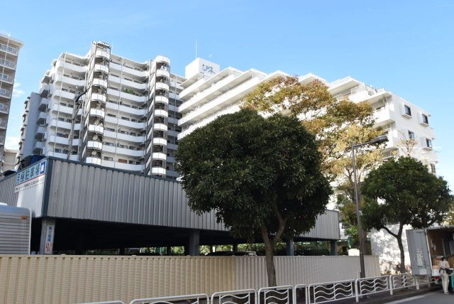 【外観】 | ルネ門前仲町 | 青空によく映える建物です。手入れの行き届いた外壁やマンション正面エントランスなど、綺麗な姿をぜひ一度、現地にてご覧ください。～即日のご見学可能～　お問合せはお気軽にどうぞ。
