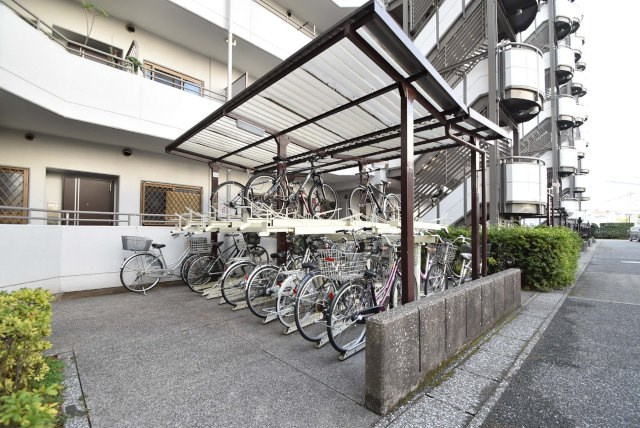 【駐輪場】 | ルネ門前仲町 | 自転車置き場。マンションの共用部にあたります。空きの有無や駐輪料金、各戸の台数制限などについては、改めてお問い合わせください。～即日のご見学可能～　お問合せはお気軽にどうぞ。
