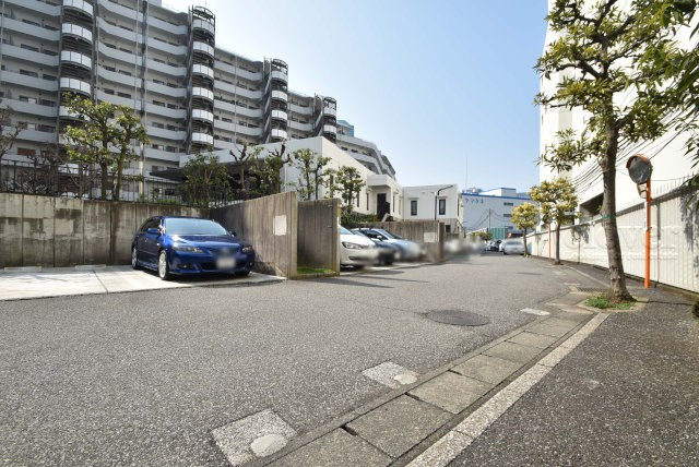 【駐車場】 | ルネ門前仲町 | マンションの駐車場スペース。空きの有無や駐車料金、サイズ規定などについては、改めてお問い合わせください。～即日のご見学可能～　お問合せはお気軽にどうぞ。

