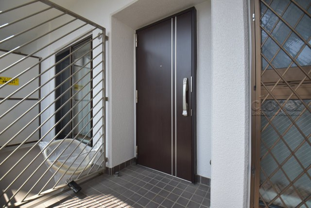 【その他共用部分】 | ルネ門前仲町 | ダブルロック式の玄関ドアが皆様をお出迎え。お部屋のセキュリティの観点からも、うれしい設備ですね。玄関の色もシックで良い感じです。～即日のご見学可能～　お問合せはお気軽にどうぞ。