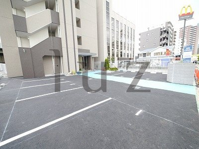 ラフィーエ横浜の駐車場