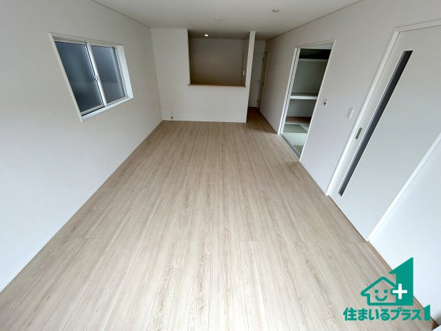 ●31(土)1(日)3(祝)現地説明会！　大和郡山市馬司町　全2邸の居間・リビング|日当たり良好の明るいリビングで朝の目覚めもスッキリできそう！対面キッチンでご家族のコミュニケーションも自然と増える設計！小さなお子様が遊ぶスペースを作っても広々とくつろげるLDK！