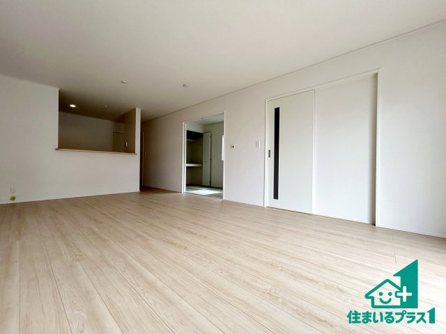 ●31(土)1(日)現地説明会！　大和郡山市馬司町　全2邸の居間・リビング|シンプルなリビングは、観葉植物等のインテリアを楽しめますね！パパ好みにも、ママ好みにも家具次第で雰囲気を変えることができます！