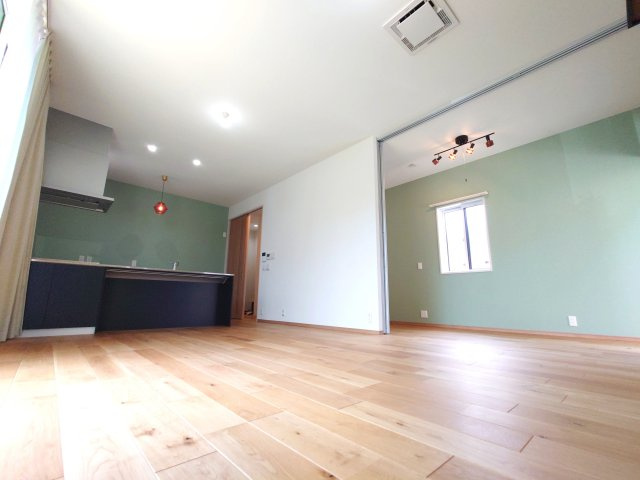 大原野上里勝山町の居間・リビング|リビングには床暖房が備え付。寒い冬でも足元がぽかぽか♪