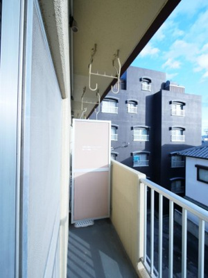 【バルコニー】 | ロイヤル神田 | ※写真は別の部屋のものです。