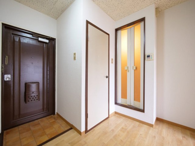 【玄関】 | ロイヤル神田 | ※写真は別の部屋のものです。