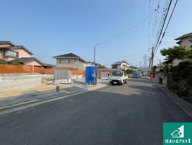 ●大和郡山市九条町　第3期　新築一戸建ての前面道路含む現地写真|周辺は落ち着いた街並みの住宅地！子育てがしやすい住環境です！まだ未完成ですが、現地でしかわからない事もございます。是非一度ご覧ください。