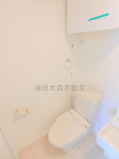 プレナ蒲田のトイレ|吊戸棚収納と温水洗浄便座付きのトイレ