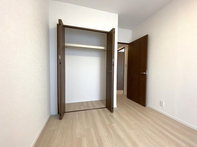 ローズアヴェニュー西巣鴨の収納|収納
各洋室のクローゼットをはじめ、住まいをすっきり保つための収納を確保。季節物の衣類や日用品を効率よく整理整頓でき、居住スペースをより広く有効的に活用していただけます。