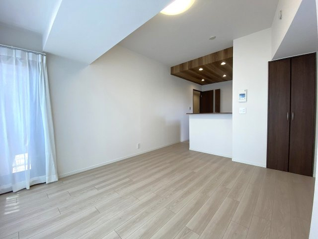 ローズアヴェニュー西巣鴨の居間・リビング|リビング
8階部分・角部屋ならではの採光性と通風に優れた心地よいリビングダイニング。新規リノベーション済みのピカピカな室内で、アフターサービス保証も付いており新生活も安心です。
