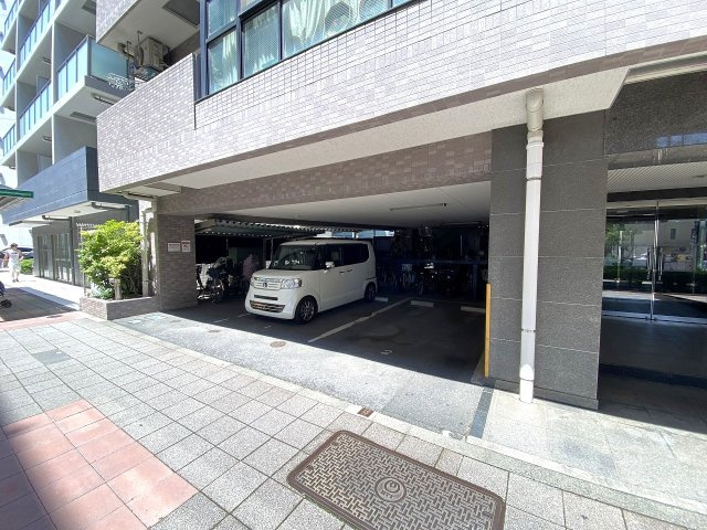 ローズアヴェニュー西巣鴨の駐車場|駐車場
敷地内駐車場もございます（月額25,000円・空き状況要確認）。通勤や休日のお出かけにお車を利用される方にも安心。大切な愛車を身近に保管でき、荷物の積み下ろしもスムーズです。