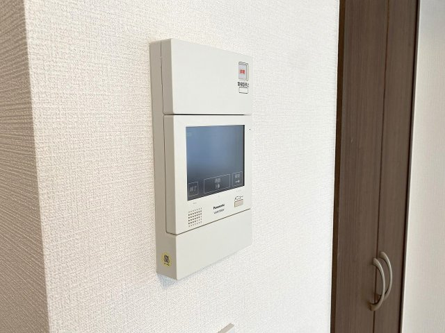 ローズアヴェニュー西巣鴨のセキュリティ|TVモニター付きインターホン
室内から来訪者の顔を一目で確認できるインターホン完備。オートロックシステムと合わせて高い防犯性を発揮し、お子様のお留守番時や不要な勧誘対策にも心強い安心の設備です。