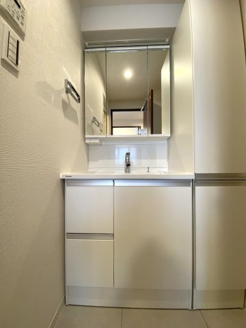 ローズアヴェニュー西巣鴨の独立洗面台|洗面台新規交換
新規交換された清潔感あふれる独立洗面化粧台。朝の身支度もスムーズに行えるワイドな鏡面と機能的な収納スペースを備えています。洗濯用水栓や防水パンも新調済みで安心です。