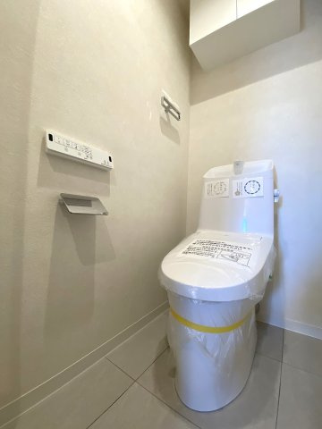 ローズアヴェニュー西巣鴨のトイレ|トイレ新規交換
温水洗浄便座一体型トイレへ新規交換済み！衛生的な最新設備とお手入れしやすい清潔な内装で、毎日気持ちよくご使用いただけます。上部にはトイレットペーパー等の収納に便利な棚付きです。