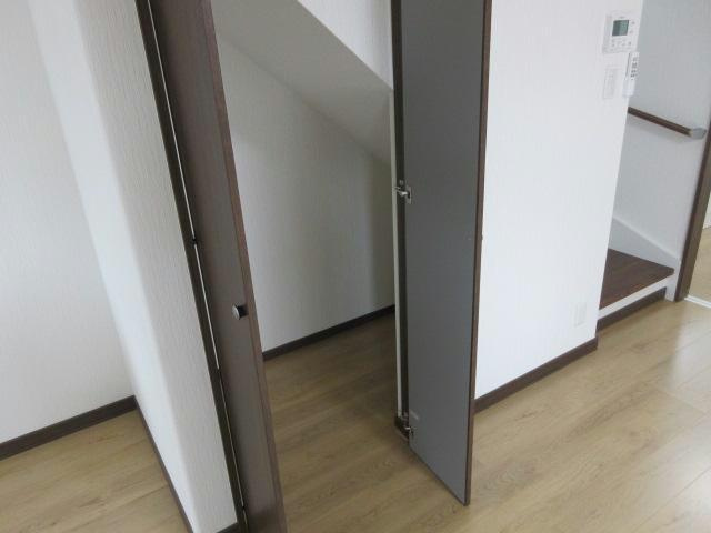 新町東7丁目一棟二戸の収納|階段下