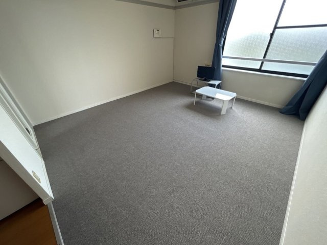 【居間・リビング】 | レオパレスブルースカイⅡ | こちらの居間で趣味の時間をお楽しみください