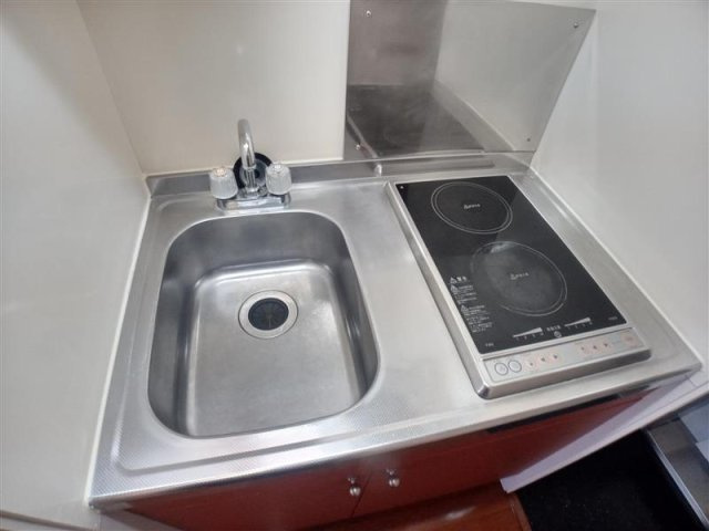 レオパレスイシハラⅠのキッチン|コンパクトなキッチンで掃除もラクラク