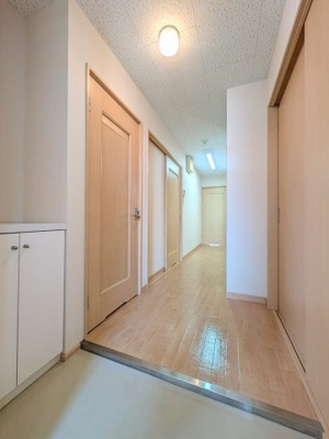 【居間・リビング】 | ２４０ＢＬＤＧ. | こちらの居間で趣味の時間をお楽しみください