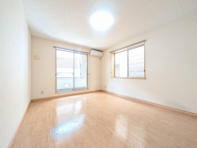 【居間・リビング】 | ２４０ＢＬＤＧ. | こちらの居間で趣味の時間をお楽しみください