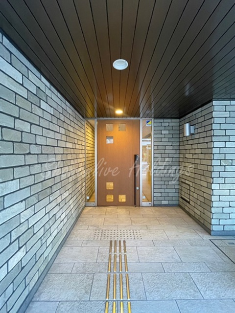 藤沢市鵠沼石上１丁目の賃貸マンションのエントランス