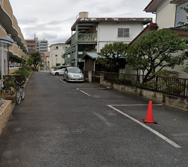 コンフォール府中の駐車場