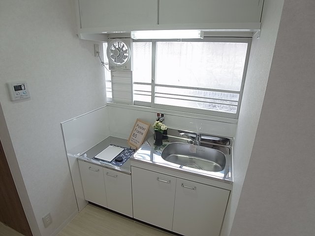 クローバーⅡのキッチン|窓付換気の良いキッチン。ガスコンロ設置タイプ。