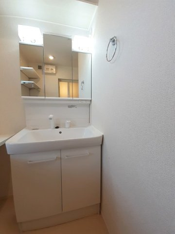 メゾン・ド・ジュネスの洗面所|ゆったりとスペースのある洗面所