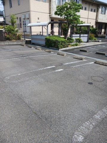 エヴァーグリーンＡ棟の駐車場|駐車場に車を止められます