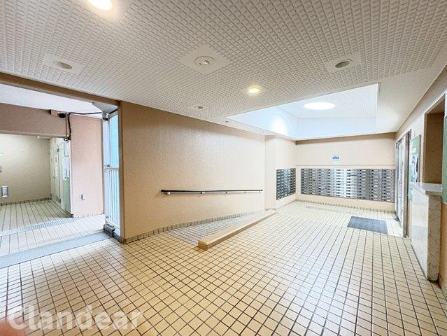 スカイパル鳩ヶ谷本町のロビー|ドキドキの新生活も、安心してスタート。ぴったりの住まいを見つけませんか？クランディアが一緒に住まい選びをサポートします‼　まずは、お気軽にお問合せください　＃クランディア