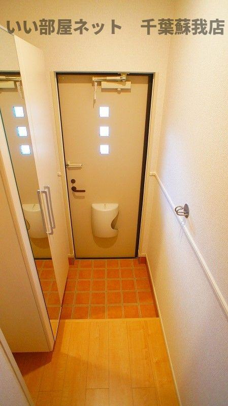 アットホームひまわりⅡの玄関|収納もある玄関です