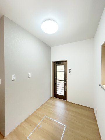 高知市横浜新町1丁目　中古戸建の収納|キッチン後ろ