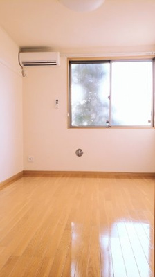 【居間・リビング】 | レオネクスト倉富 | こちらのリビングで趣味の時間をお楽しみください