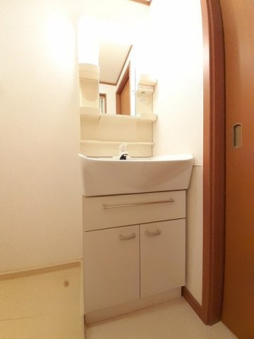 スカイマンションの洗面所|明るい洗面所です