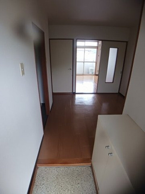 【玄関】 | ニューシティ光星 | 収納もある玄関です