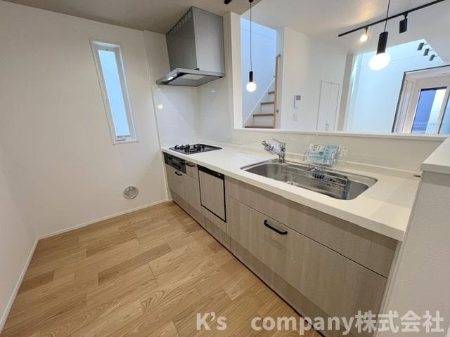 ◎茅ヶ崎市南湖6丁目　新築戸建のキッチン|キッチン後方には食器棚と冷蔵庫スペースが確保されています◇