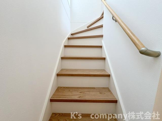 ◎茅ヶ崎市南湖6丁目　新築戸建の内装|手すり付きの階段☆小さなお子様やご年配の方にも優しい仕様◇